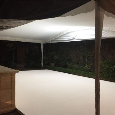 vista al interior de una carpa de noche