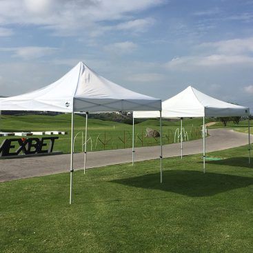 dos carpas de 3x3 en campo de golf