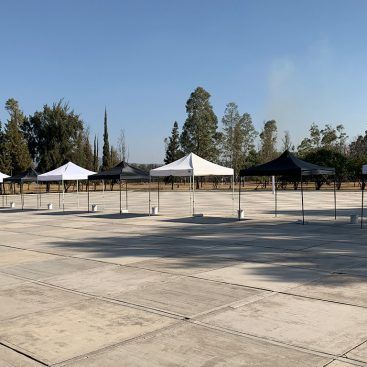 varias carpas montadas para feria