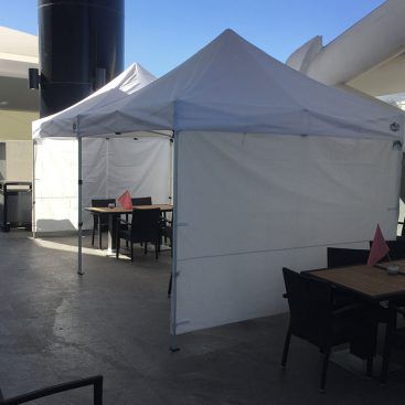 dos módulos de 3x3 con cortina montadas en una terraza