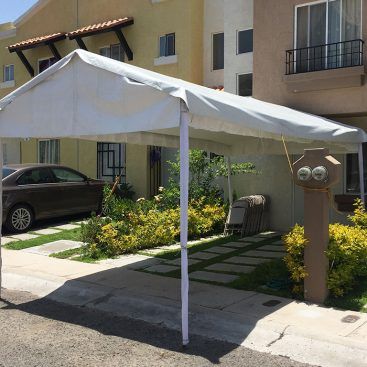 carpa de 3x6 para pequeña reunión en el garaje de una casa