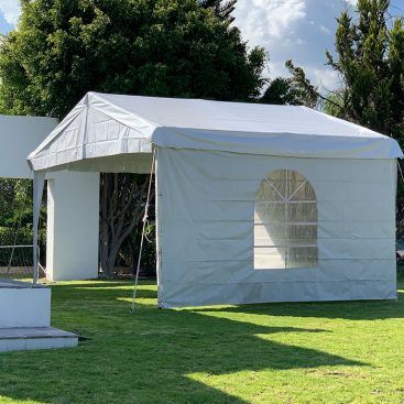 carpa de 6x5 con ventana puesta en un jardín al exterior
