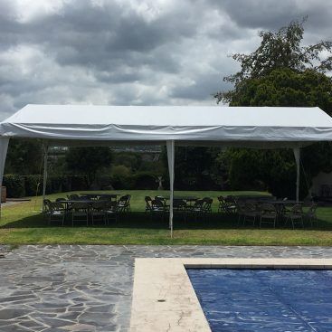 carpa de 6x10 montada en un jardín con alberca