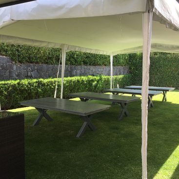 interior de una carpa 6x10 con plafón y mesas de madera