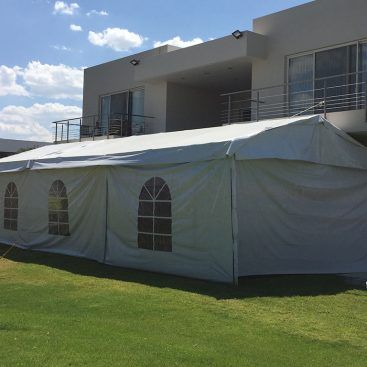 carpa 6x15para 100 personas en un jardín