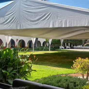 carpa 15x20 blanca montada en jardín