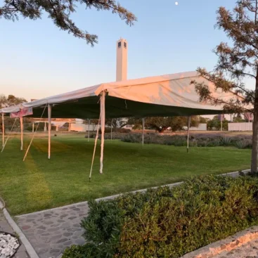 carpa de 10x20 montada en jardín