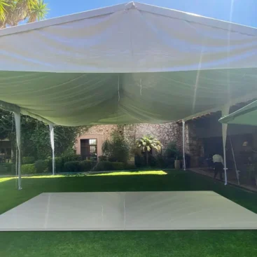 Carpa plisada con pista de baile en charol blanco montada en jardín