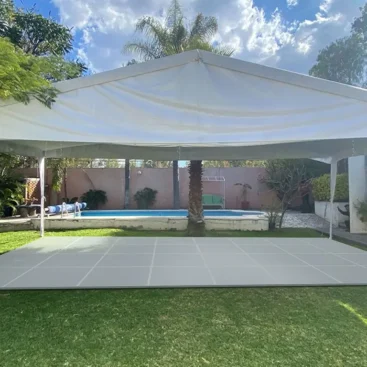 Tarima estándar con carpa montada en jardín