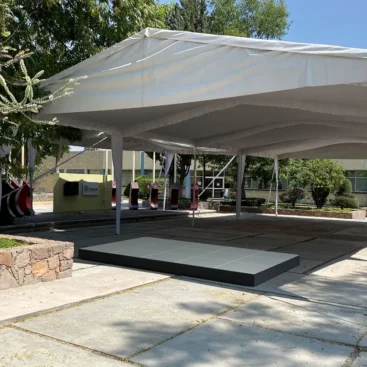 carpa montada en explanada con templete